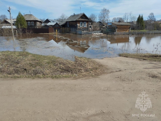 В поселке Игра из-за подъема уровня воды в реке произошло подтопление 57 придомовых территорий