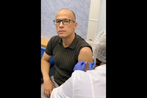 Глава Удмуртии поставил вторую прививку от коронавируса на видеокамеру