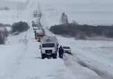 На Урал пришла зима, спасателям пришлось вызволять из сугробов застрявшие автобусы и машины