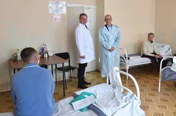 Глава Удмуртии посетил раненых солдат в военном госпитале