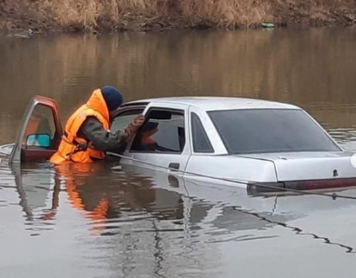 Затонувший автомобиль извлекли из реки в Сарапуле