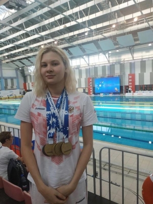 Виктория Блинова  завоевала золото и серебро в спортивном плавании
