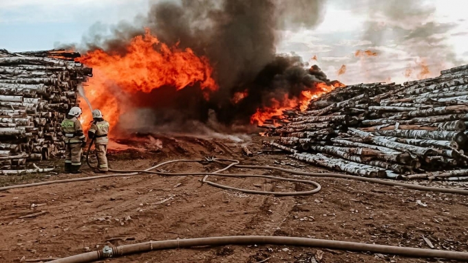 Штабели с древесиной загорелись в Балезинском районе Удмуртии