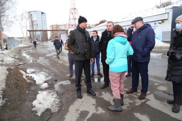 В Ижевске затапливает дворы на улице Советской подтаявшим снегом со стадиона «Зенит»
