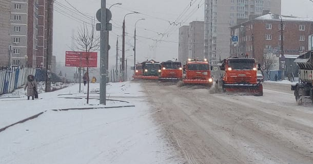 Почти 100 единиц техники вышли на уборку снега в Ижевске 