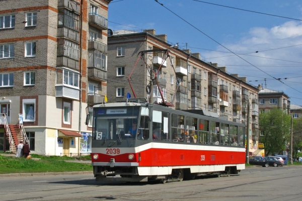 Пассажиру зажало  ноги дверями трамвая в Ижевске