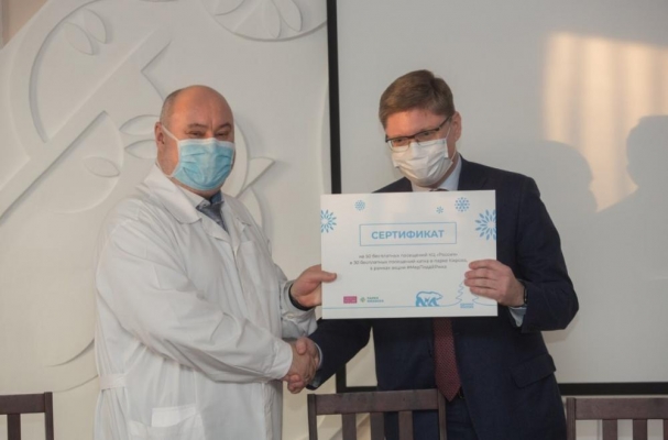 Андрей Исаев подарил медикам сертификаты на бесплатные посещения кинотеатра и ледового катка