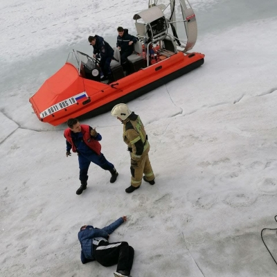 Упавшего на лед с парапета набережной пьяного мужчину спасли в Ижевске