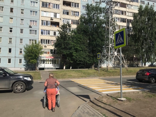 На улице Щорса в Ижевске пешеходный переход оборудовали мимо тротуаров