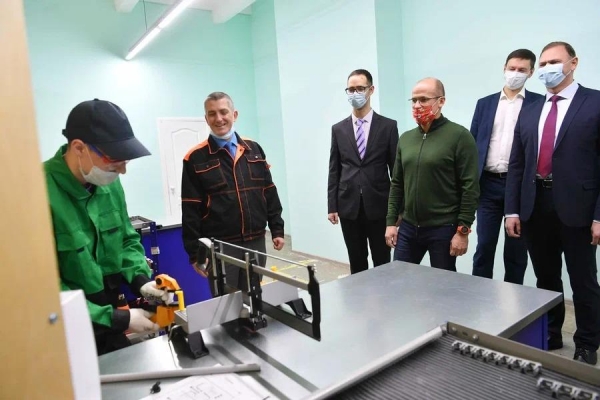 Глава Удмуртии осмотрел лабораторию Глазовского политехнического колледжа 
