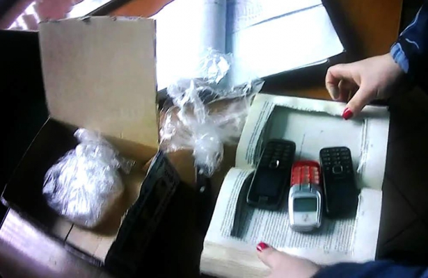 Бывший полицейский за взятку передал заключенному три телефона в Удмуртии 