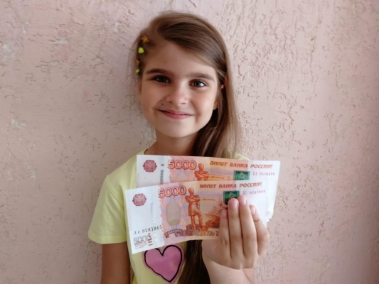 По 10 тысяч рублей на школьников в России начнут выплачивать 16 августа