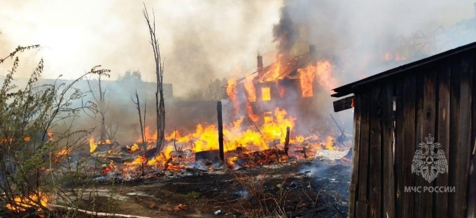 Пожарные отстояли дом в крупном пожаре в Сарапуле