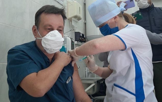 Замминистра здравоохранения Удмуртии и пять врачей поставили прививку от коронавируса 