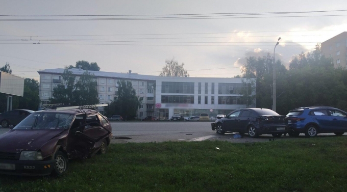 В Ижевске при столкновении трех автомобилей два человека получили травмы