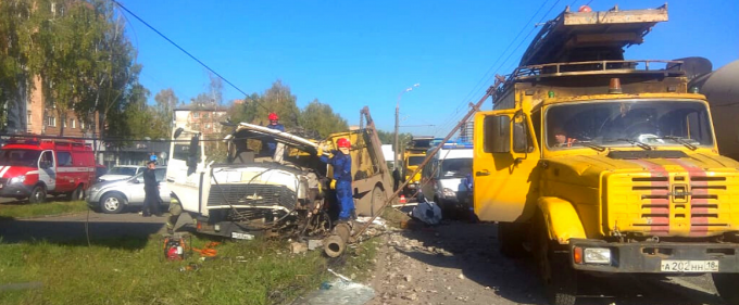 В Ижевске погиб водитель мусоровоза, въехавшего в столб 