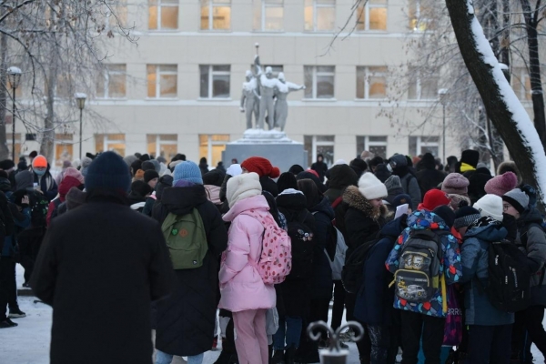 Из-за сообщений о минировании все школы Саратова эвакуировали
