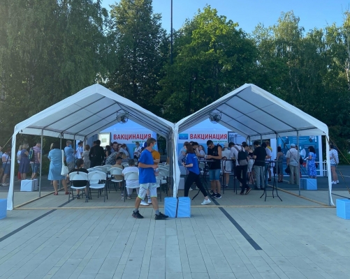 Более 700 человек поставили прививку от коронавируса за первый день работы пункта вакцинации на Центральной площади Ижевска