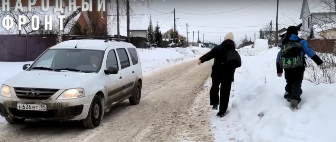 Школьники Ленинского района Ижевска вынуждены ходить на занятия по проезжей части 