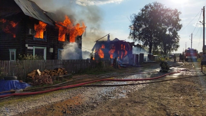 Два барака сгорели на окраине Ижевска