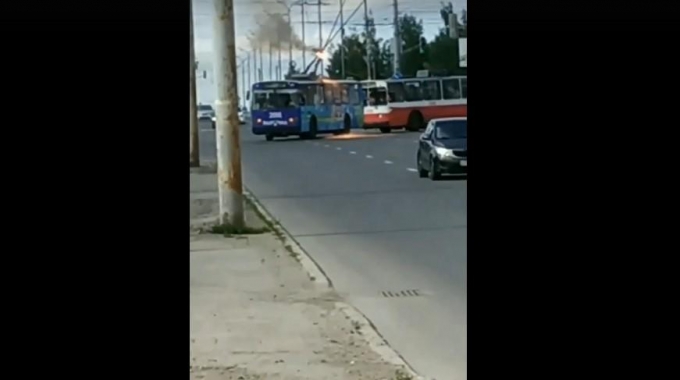 Штанги троллейбуса загорелись в Ижевске во время движения по маршруту