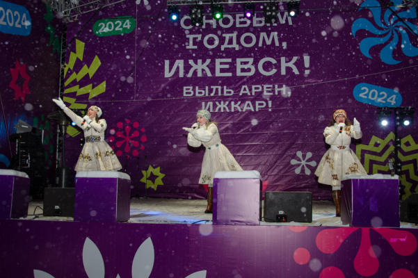 Достижения женщин Удмуртии представили в ходе новогодней концертной программы «Мамы в деле»
