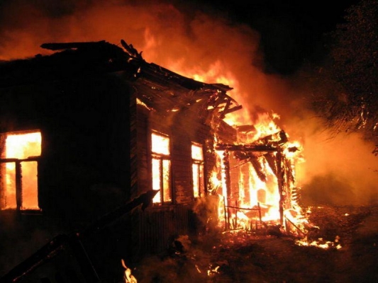 В Удмуртии односельчанин спас двух женщин из горящего дома