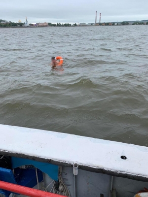 В Воткинске спасатели помогли решившему переплыть пруд мужчине