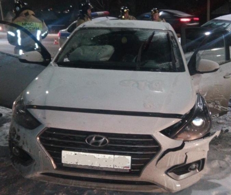 Пассажир получил травмы при лобовом столкновении автомобилей в Удмуртии