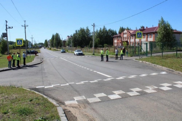 Рабочая комиссия проверила качество ремонта двух дорог в деревне Хохряки в Удмуртии